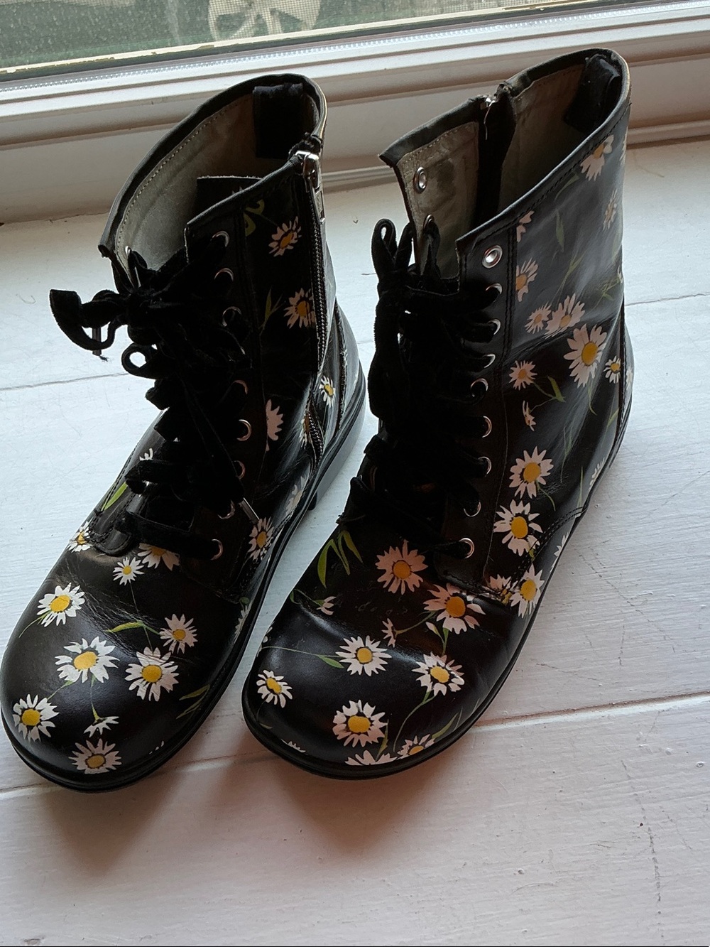 Black Daisy Floral Combat Boots - Women's by ALEGRIA size 39 beautuful and fun